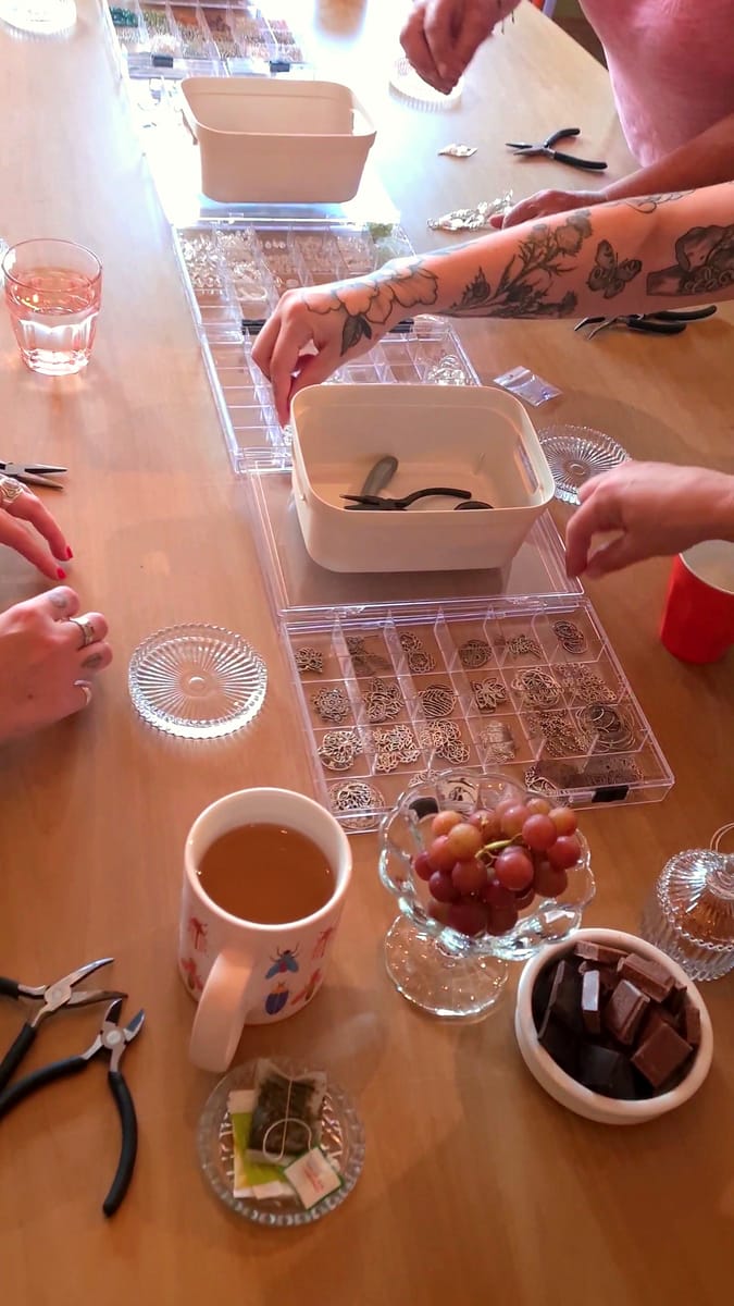 Een groep maakt samen kristallen suncatchers aan de gezellige werktafel